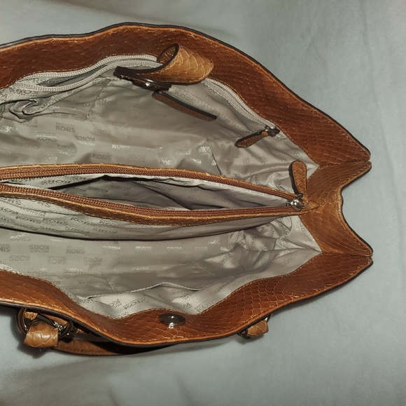 Michael Kors Hamilton bag with Matching Wallet. - Picture 4 of 12